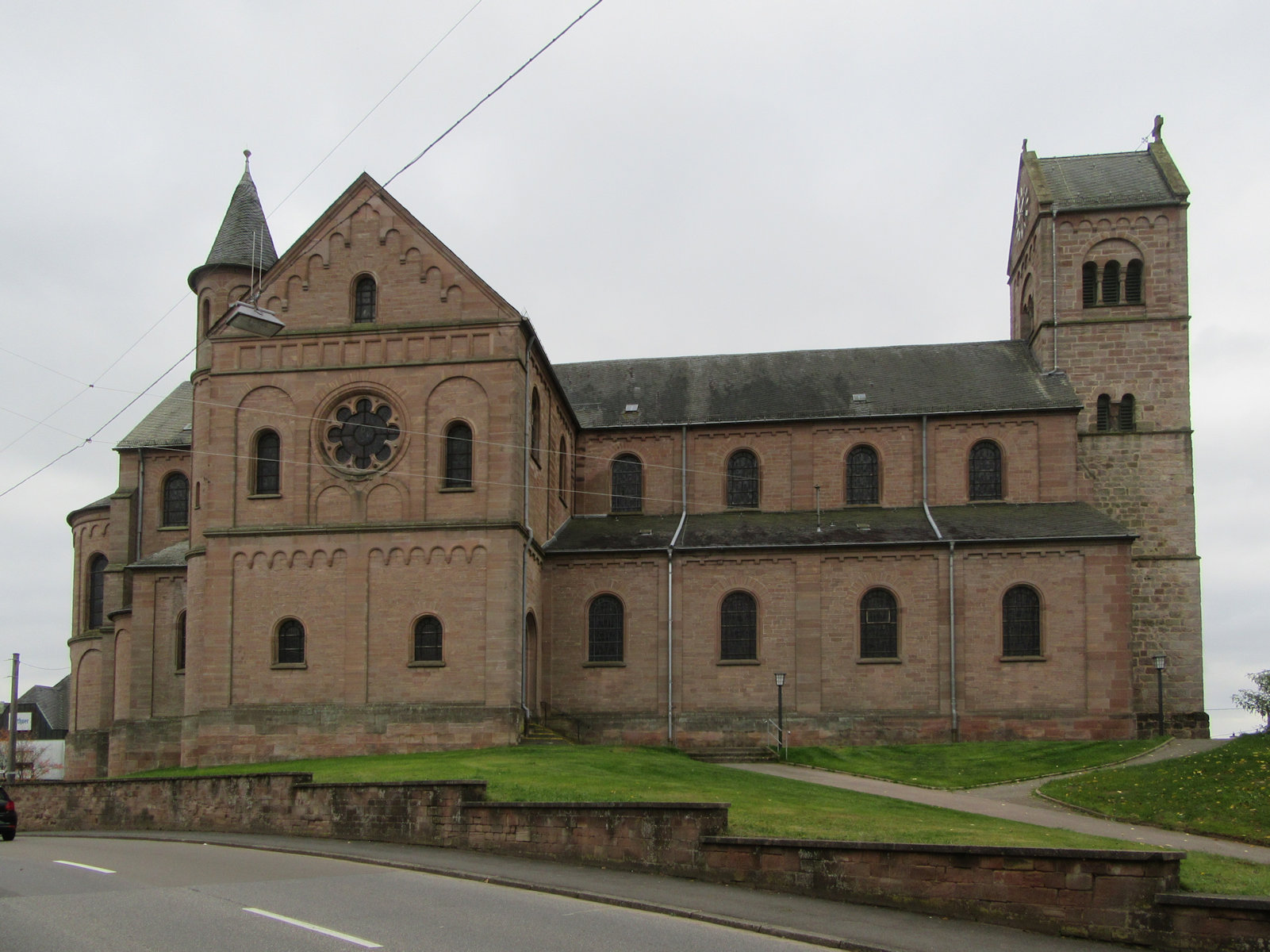 Pfarrkirche St. Remigius in Bliesen, im Volksmund ob ihrer Größe auch „Bliestaldom” genannt, 1903/1904 erbaut; ihr Vorgängerbau wurde 1751 gebaut und war die dritte Kirche an dieser Stelle
