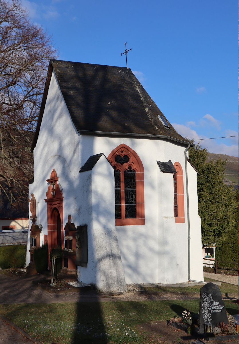 Friedhofskapelle in Lösnich; eine Tafel erinnert daran an Konrad