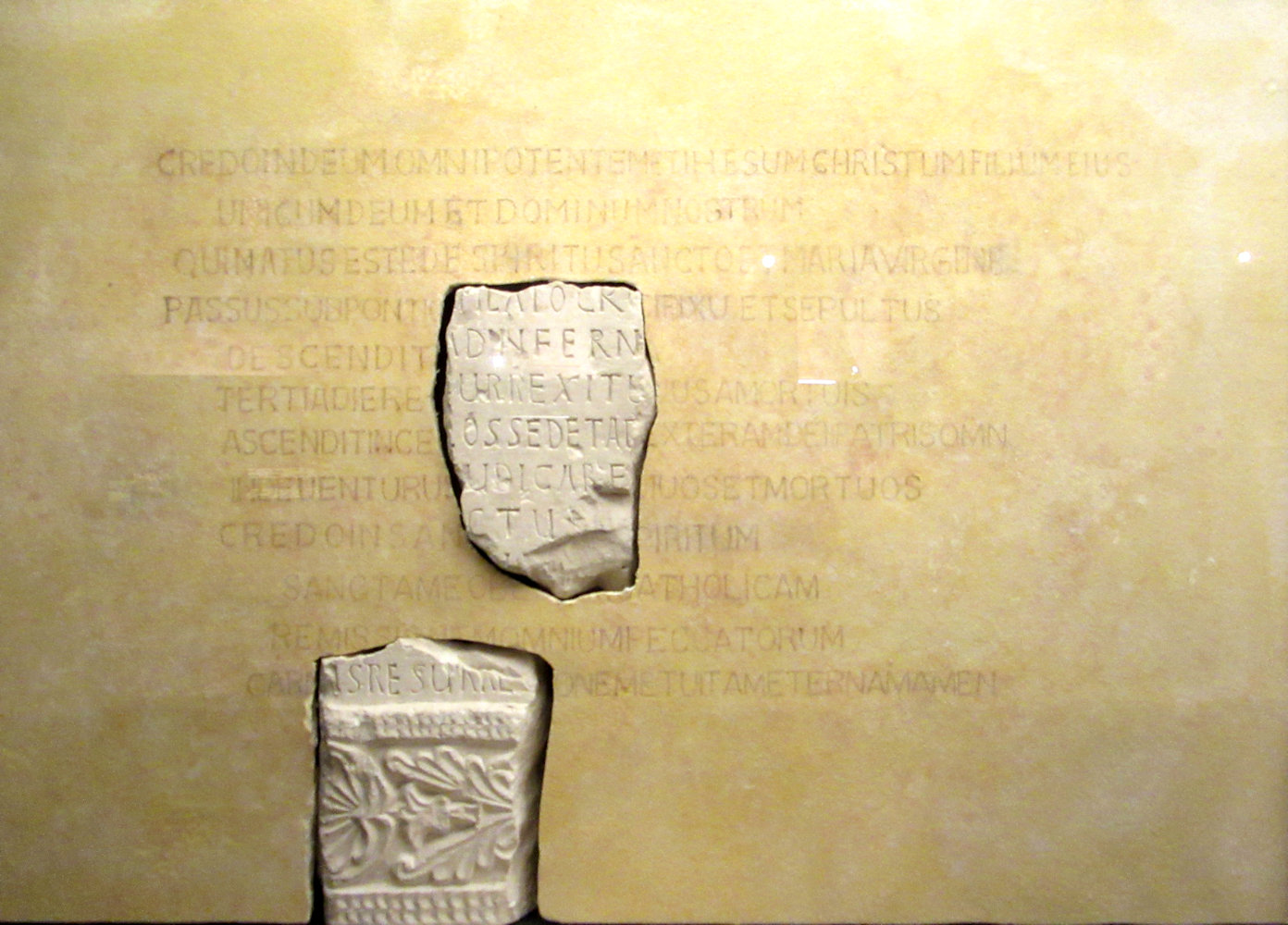 Fragmente des Apostolischen Glaubensbekenntnisses, 7. Jahrhundert, im „Museum der Konzile und der westgotischen Kultur” in der alten Kirche San Román in Toledo