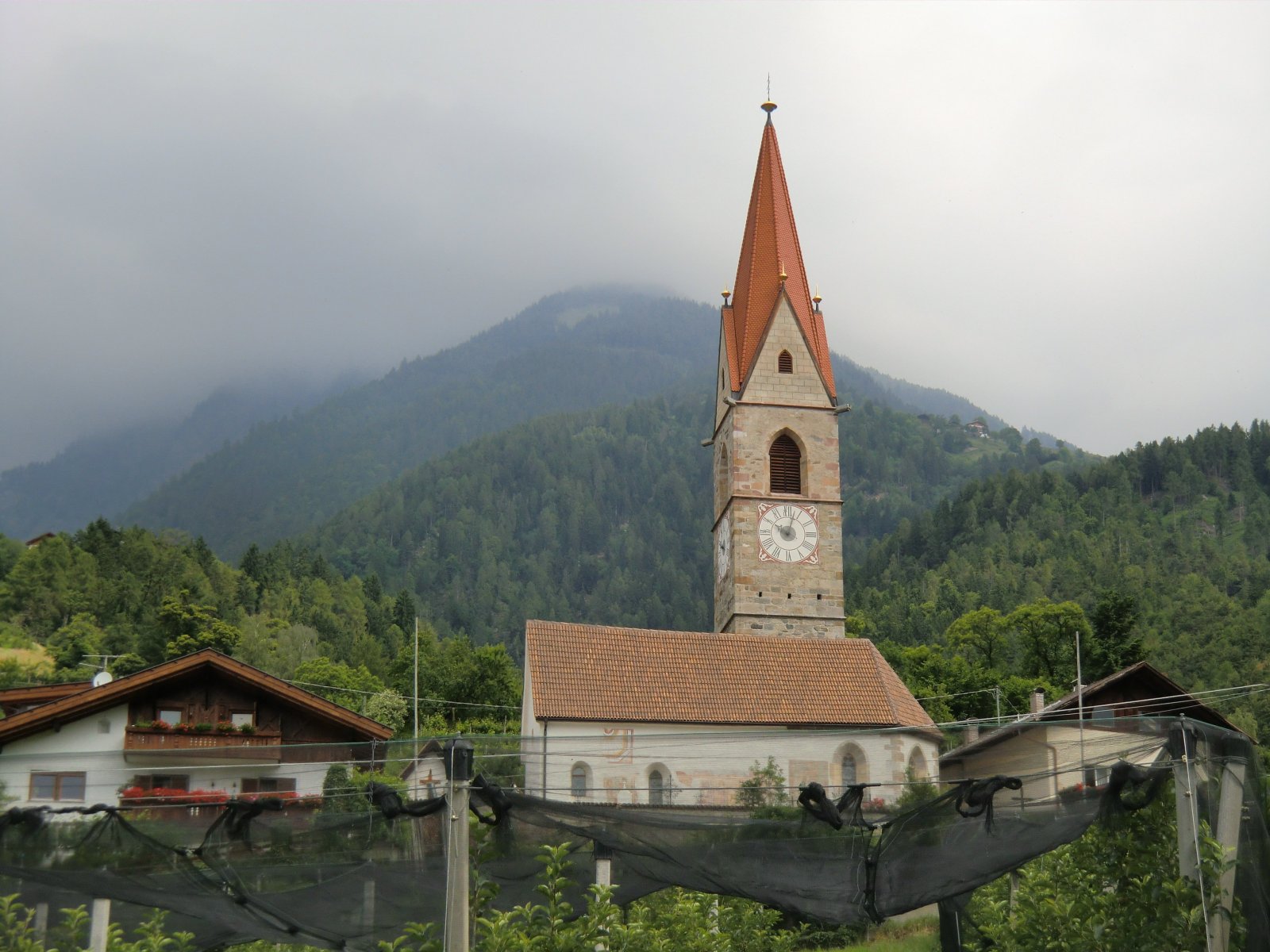 Die Korbinian und Mauritius geweihte Pfarrkirche in Kuens