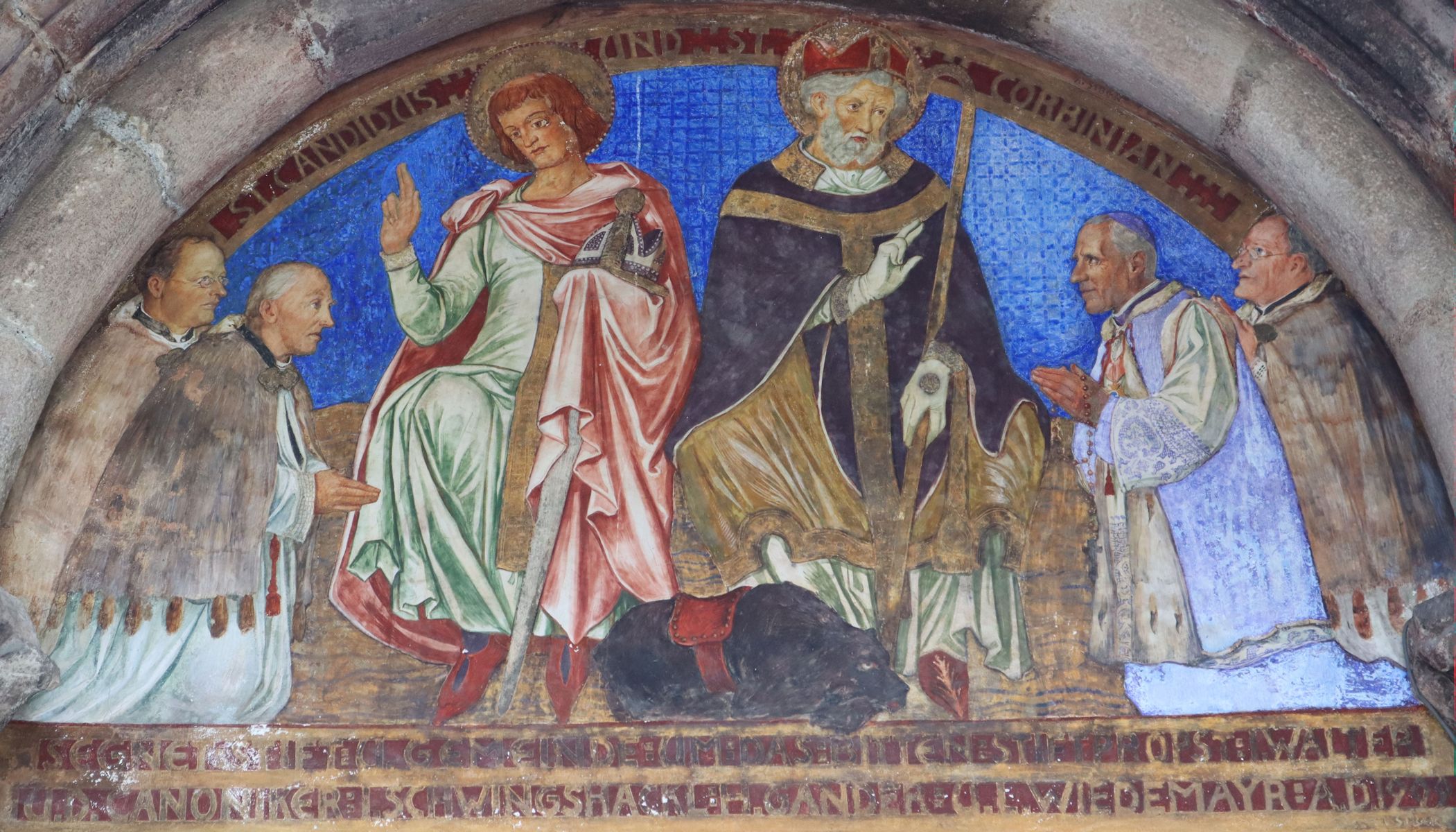 Korbinian (Mitte rechts) und Candidus (Mitte links), die Patrone der Stiftskirche in Innichen / San Candido im Pustertal, Fresko, um 1900, über dem Nordeingang der Stiftskirche in Innichen