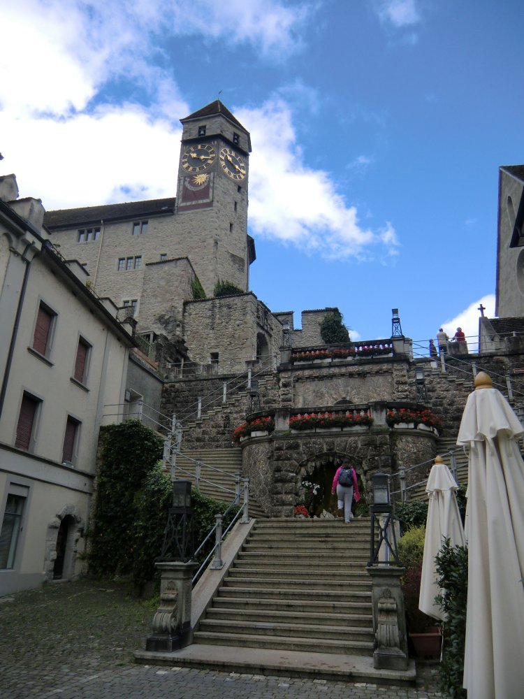 Schloss Rapperswil, rechts die Stadtpfarrkirche St. Johann, beide Anfang des 13. Jahrhunderts erbaut