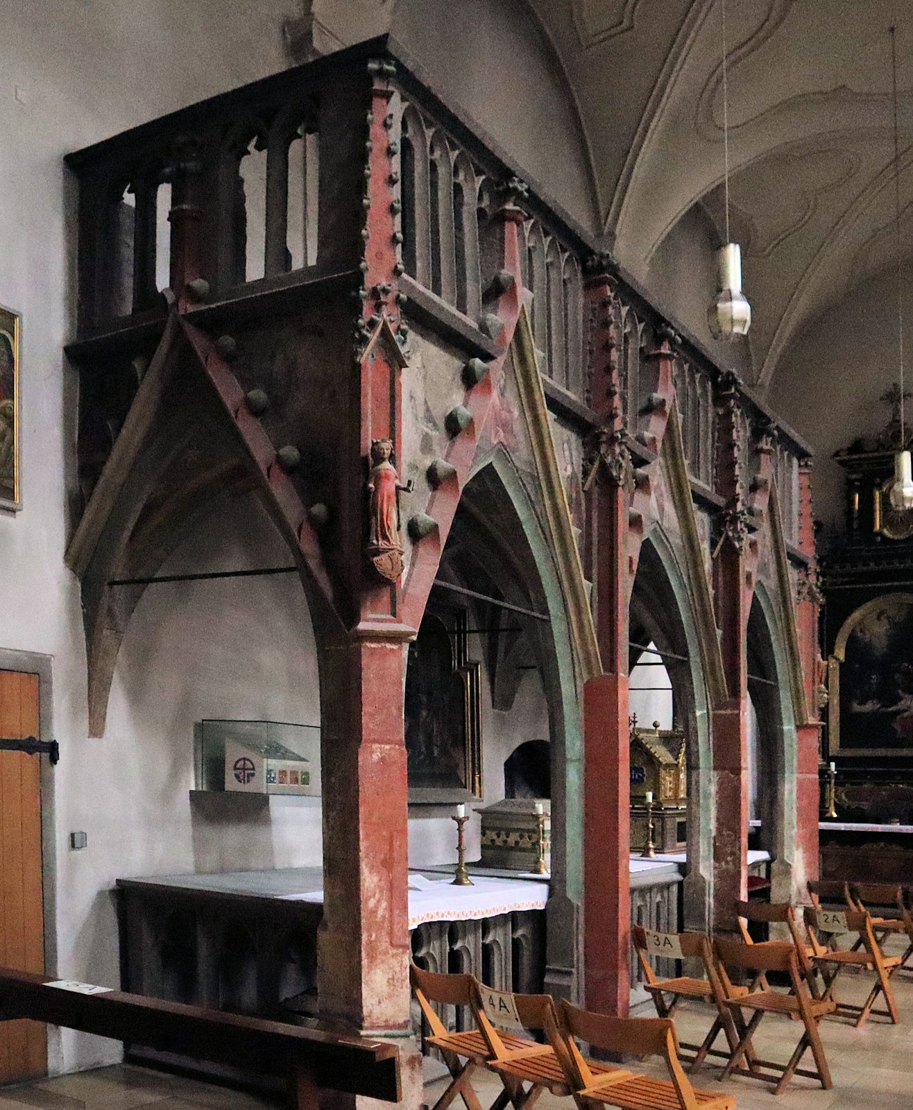 Gräber von Kunigunde (vorn), Albert von Cashel (Mitte) und Erhard von Regensburg in der Klosterkirche Niedermünster in Regensburg