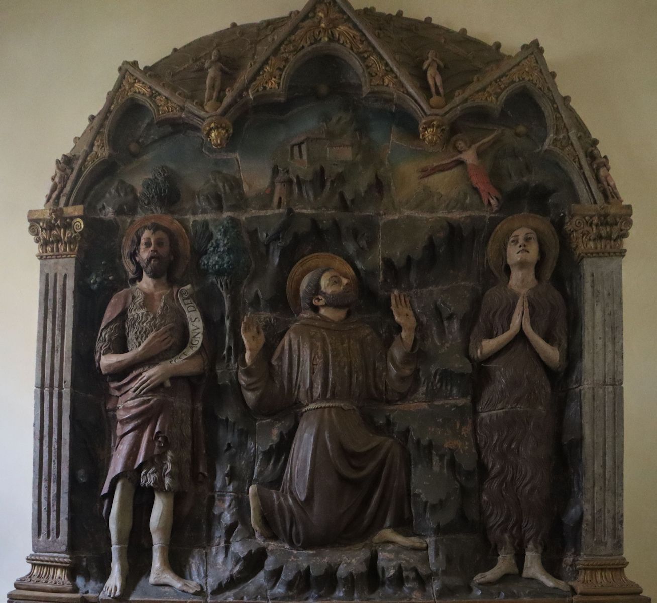Terracotta-Relief: Franziskus' Stigmatisierung, mit Johannes dem Täufer (links) und Maria von Ägypten (rechts), um 1425, in der Petrus von Alcántara geweihten Kapelle im Sanktuarium La Verna