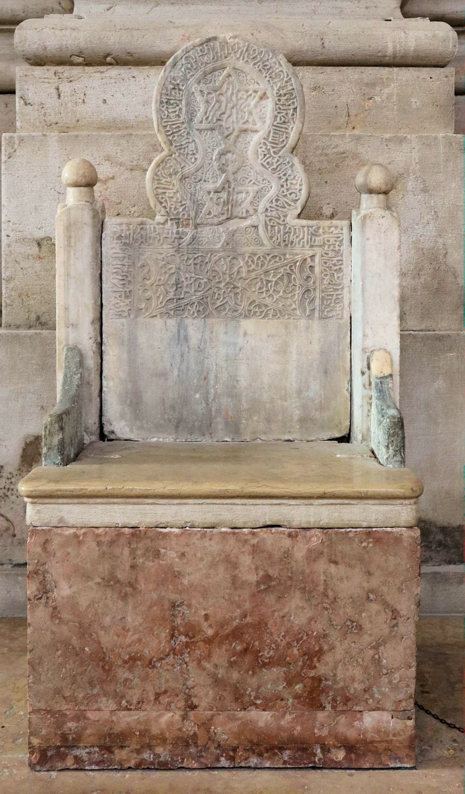Die „Kathedra”, der Bischofsstuhl des Patriarchen von Venedig, muslimische Kunst aus dem 13. Jahrhundert, früher auch als originale Cathedra Petri behauptet, in der Kirche San Pietro di Castello in Venedig