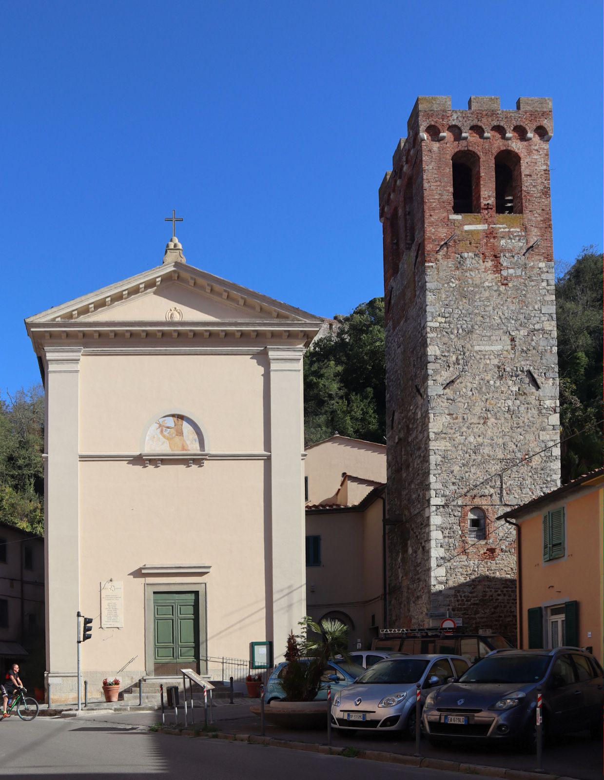 Kirche und Wehrturm aus dem 13. Jahrhundert in Ripafratta