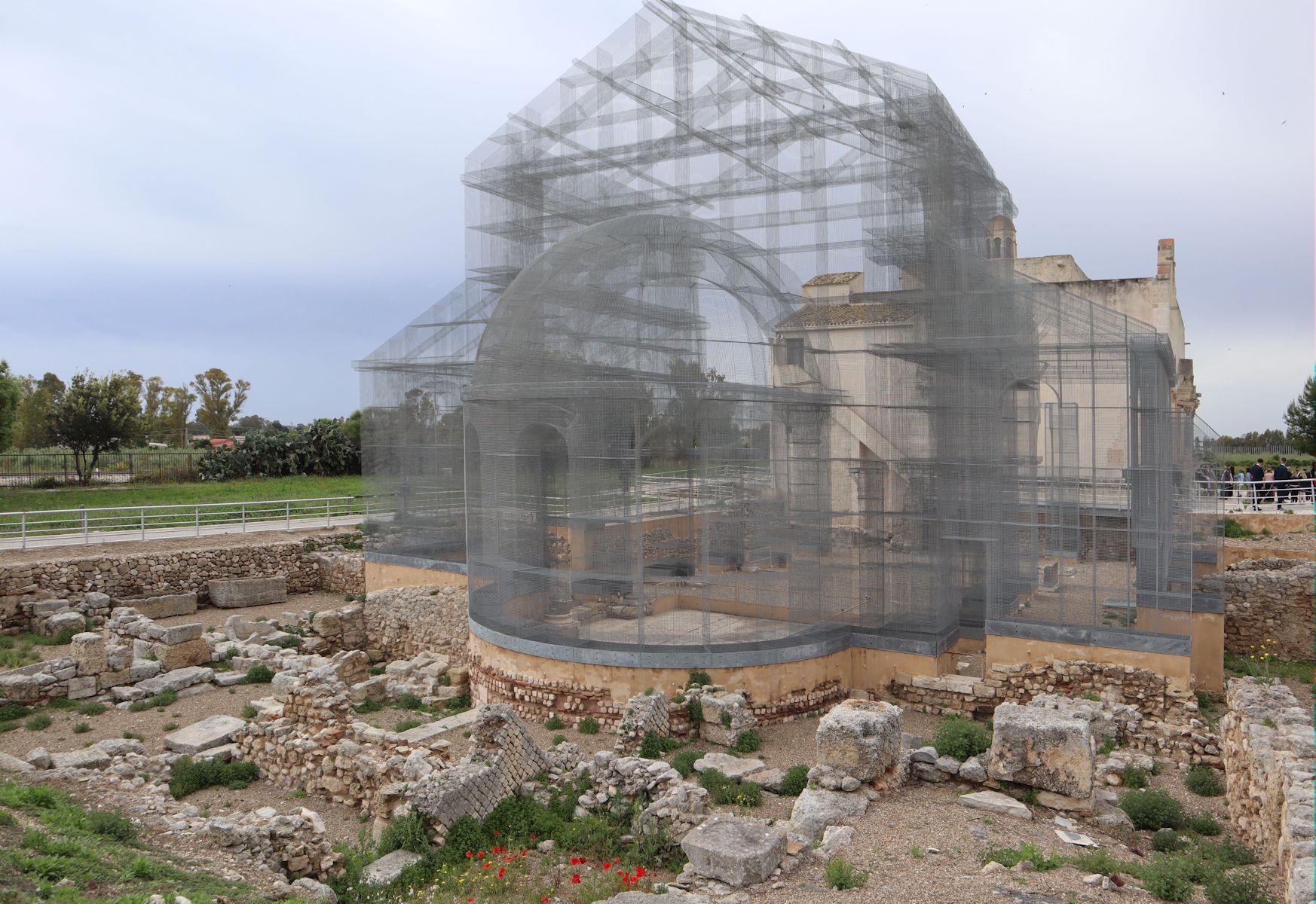 Ausgrabungen und Rekonstruktion der alten Kathedrale von Siponto, dahinter die 1117 geweihte Basilika Santa Maria Maggiore