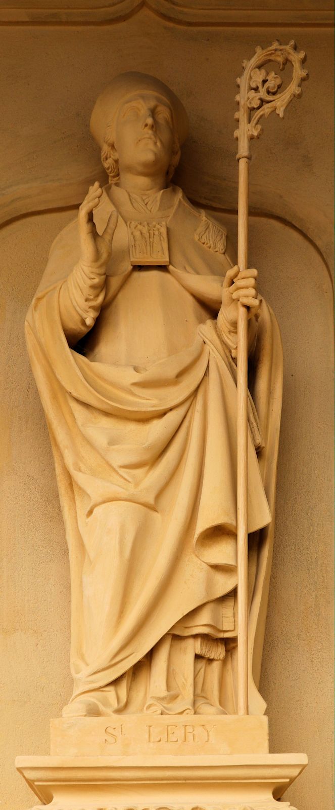 Statue an der Laurus geweihten Kirche in Saint-Léry bei Vannes