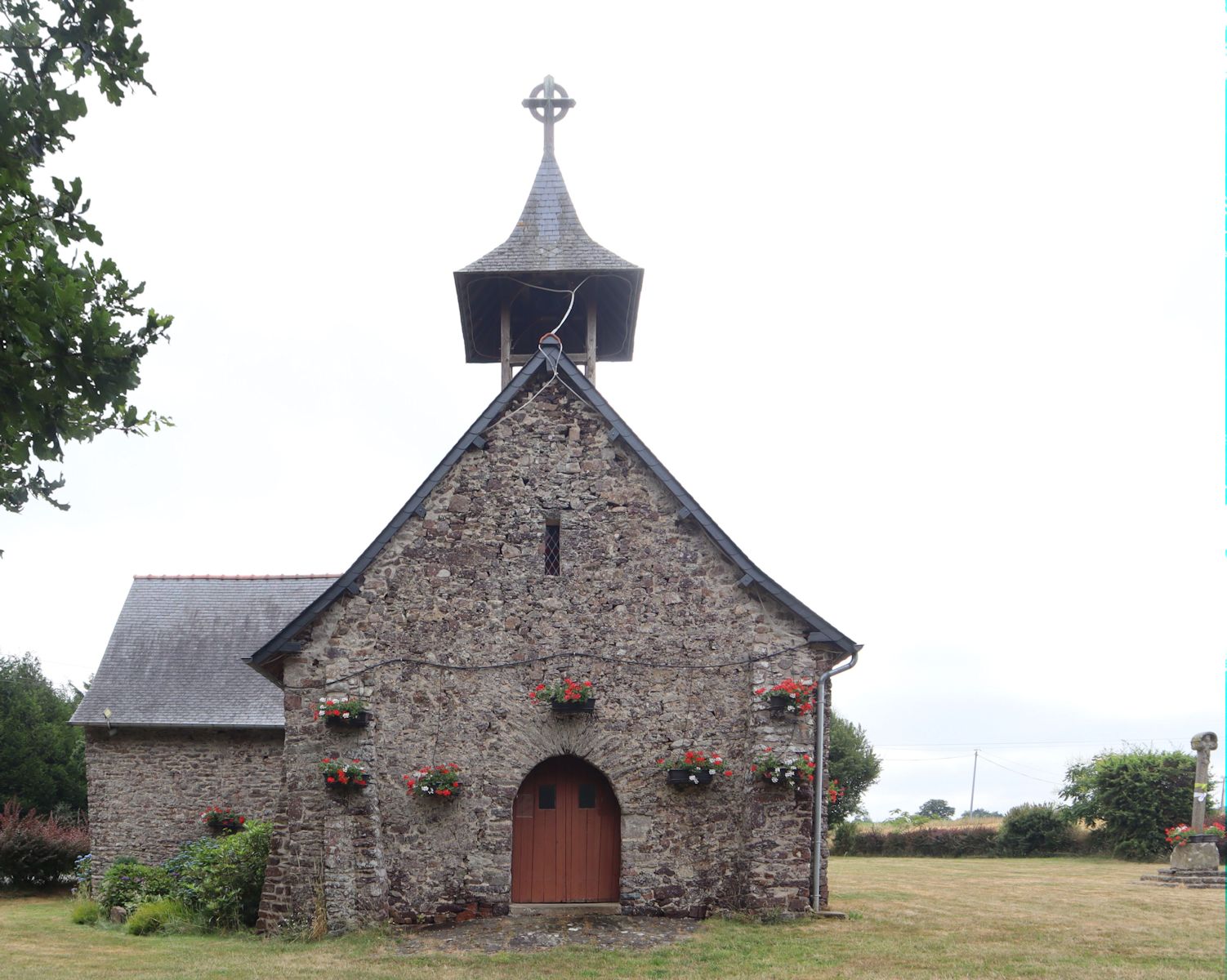 Kapelle</a> und keltisches Kreuz (rechts) in Le Louya in Gaël