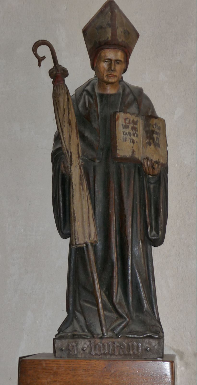 Statue in der Kirche in St-Lothain