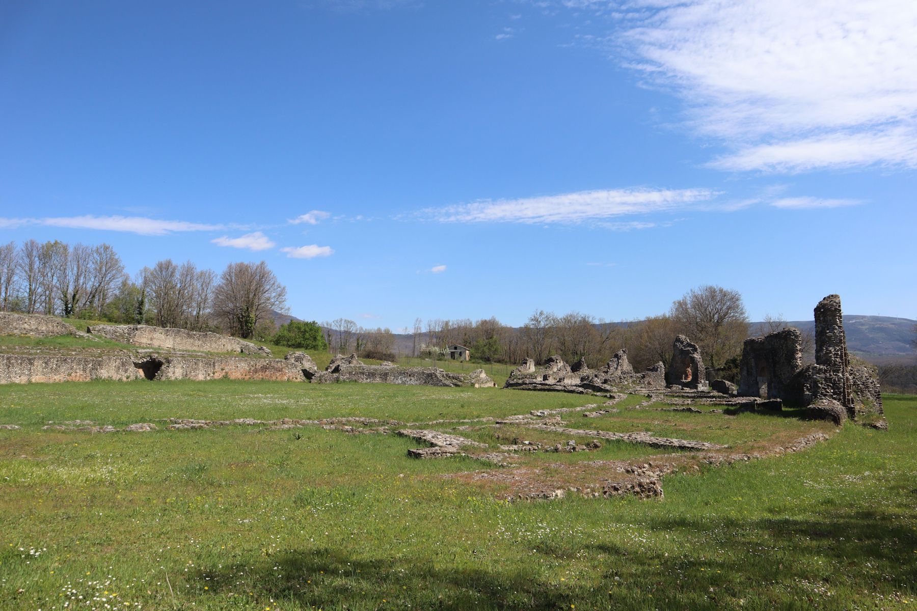 Reste des Amphitheaters von Grumentum