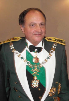 Don Carlos Gereda de Borbon Marquis de Almazan, der 49. Großmeister des Ordens, in seiner Uniform