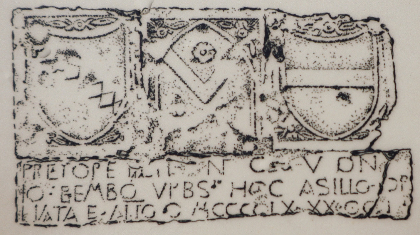 Gründungsinschrift an der „Bembo-Bastion” in der befestigten alten Stadt Methoni (Zeichnung auf der Info-Tafel)