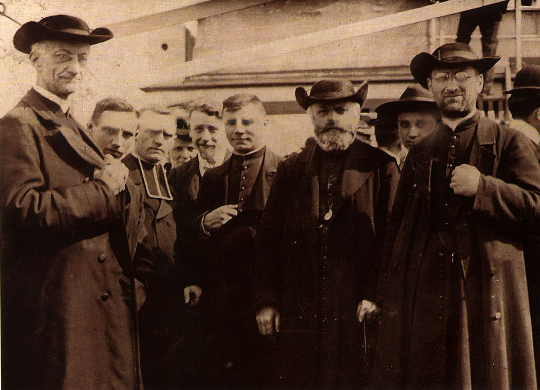 Leo Dehon (links) mit Missionaren, die in den Kongo abreisen, am 17. Mai 1906