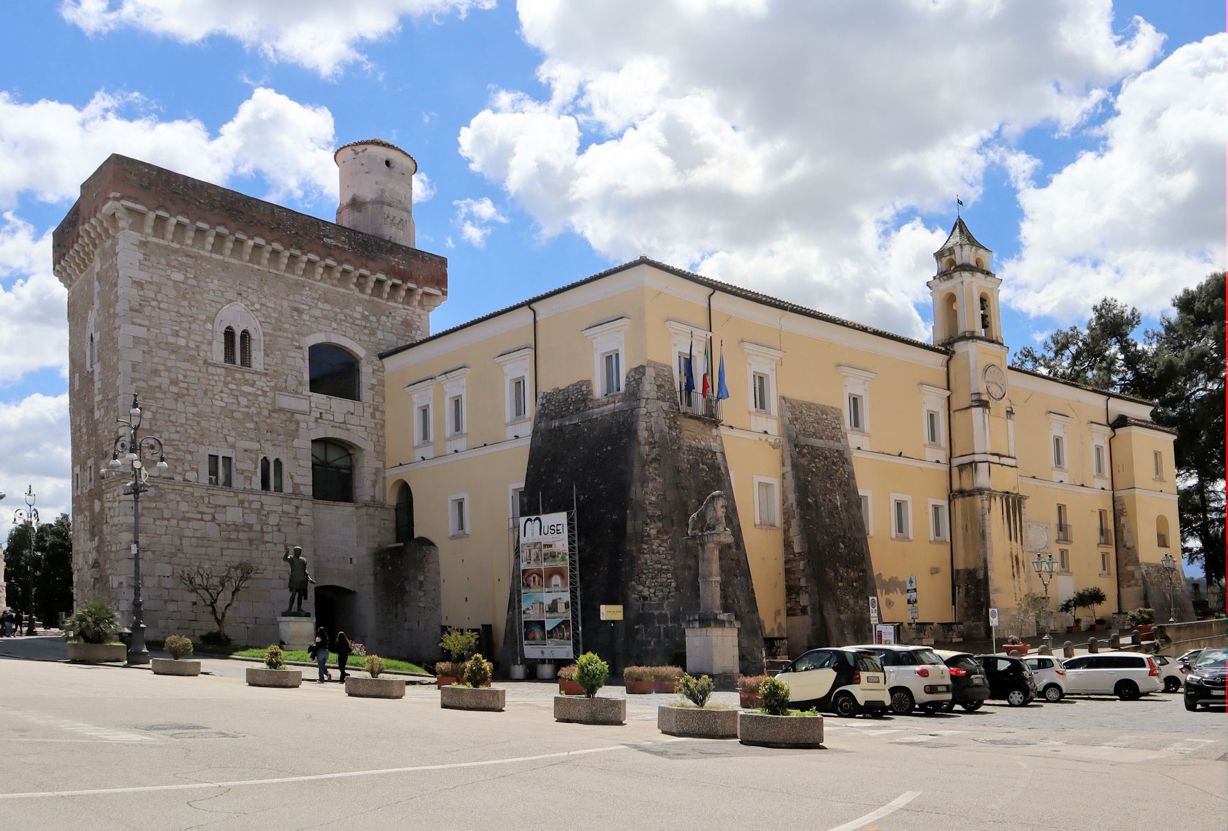 Rocca dei Rettori</a>, ursprünglich die Burg der Langobarden, dann Palast der Herzöge, heute Sitz der Provinz Benevent und des historischen Museums