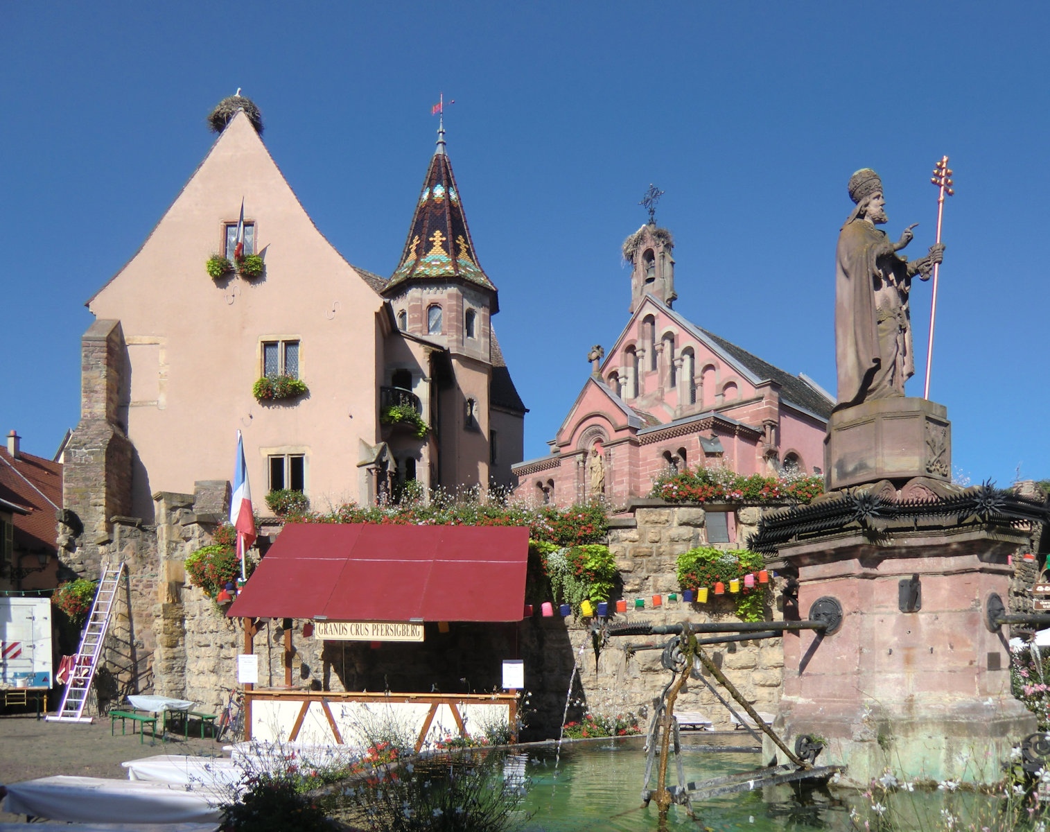 Schloss, Kirche und Denkmal in Eguisheim