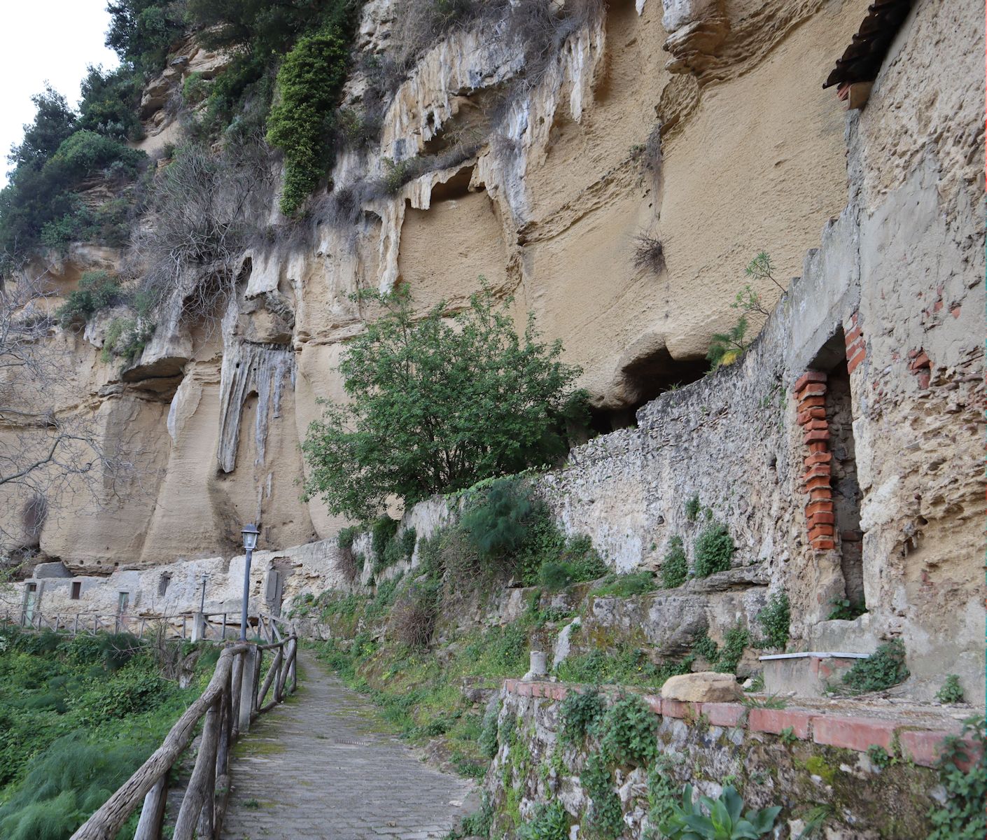 die einst bewohnten Sarazenische Höhlen bei Romettaa