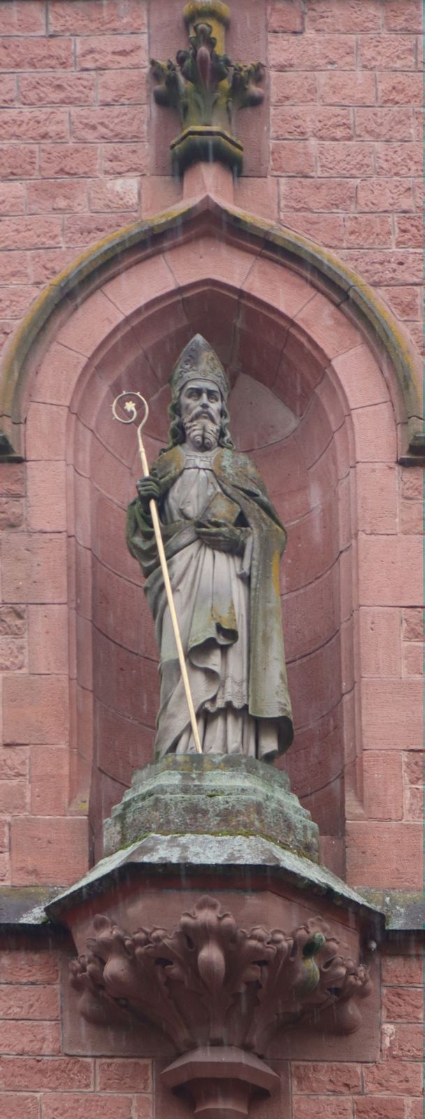 Statue an der Leodegar geweihten Kirche in Reinhardsmunster bei Saverne