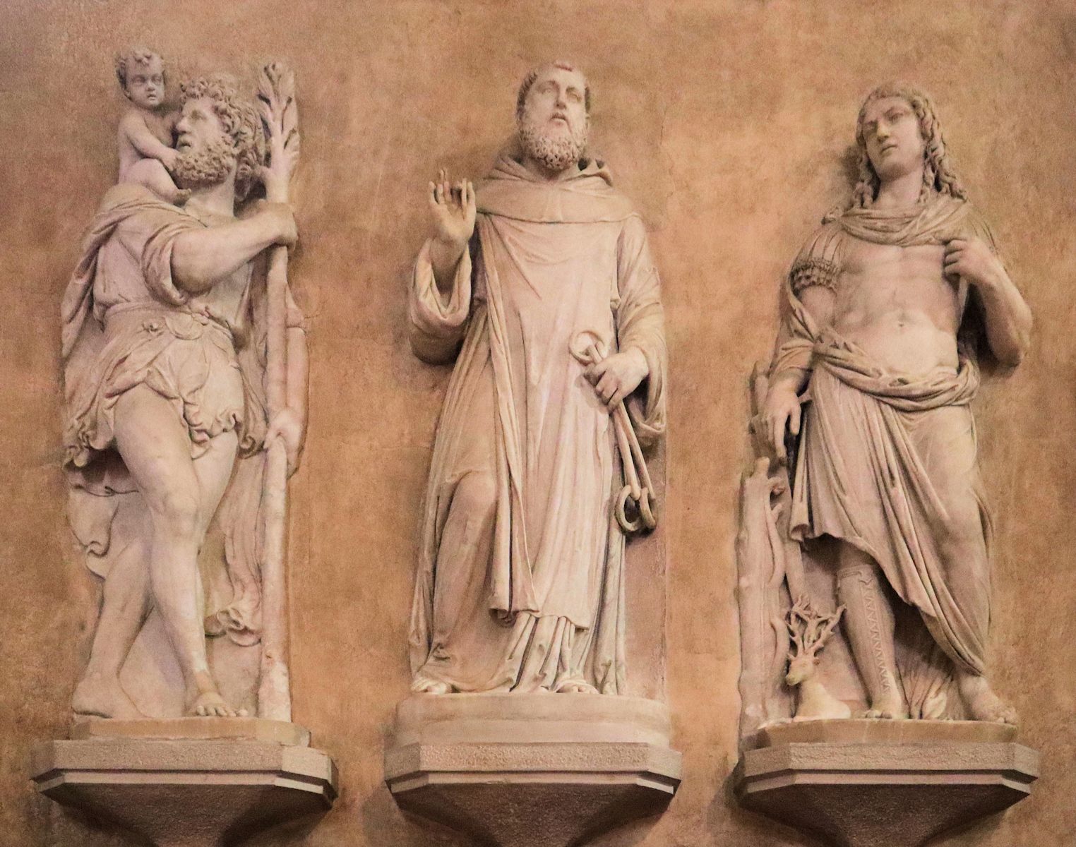Lorenzo Bregno: Leonhard (Mitte) mit Christophorus (links) und Eustachius (rechts), Statuen, 1514, im Dom in Cesena