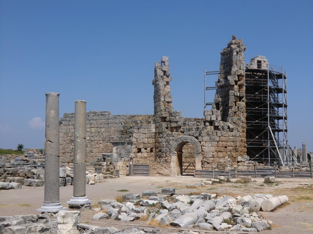Reste eines Stadttores in Perge aus der hellenistischen Zeit