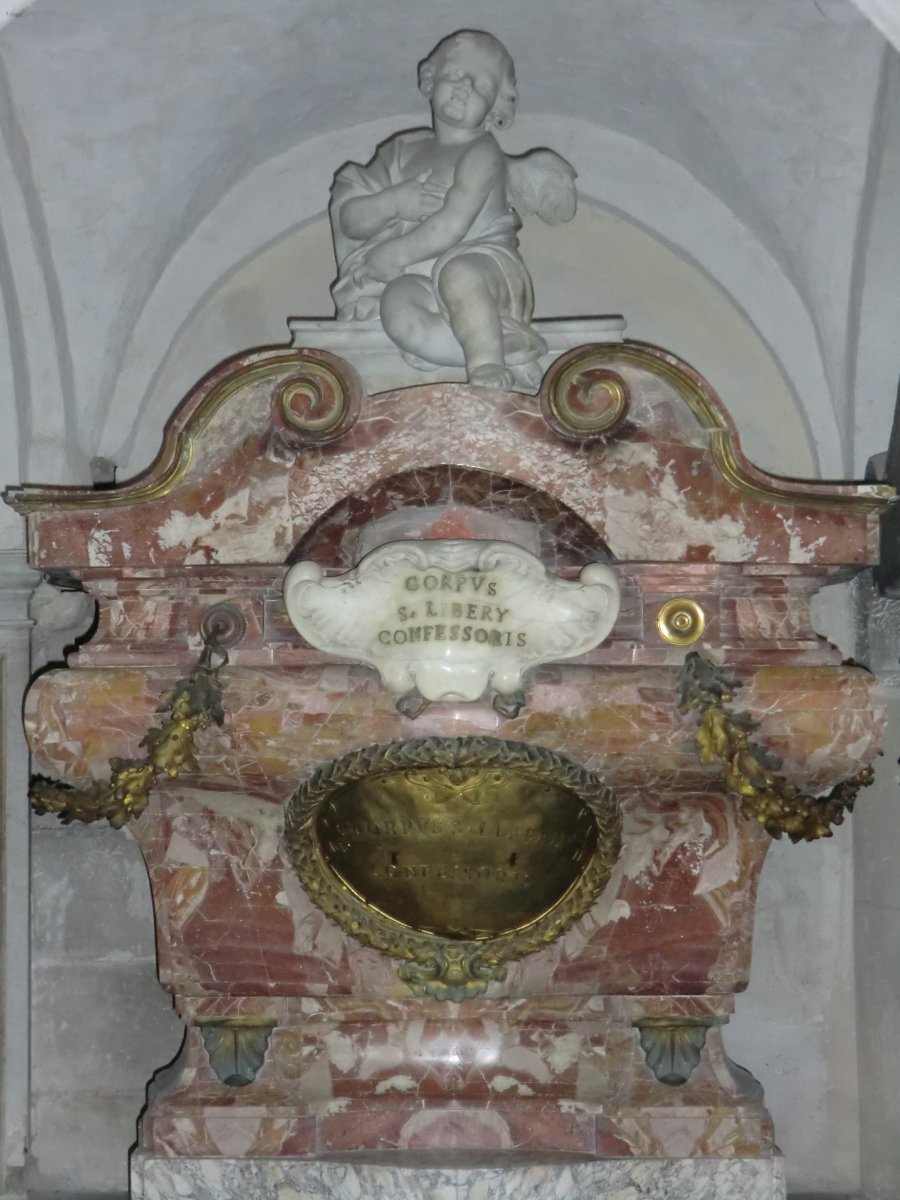 Marmorurne mit Liberius' Reliquien, um 1756, in der Krypta der Kathedrale von Ancona