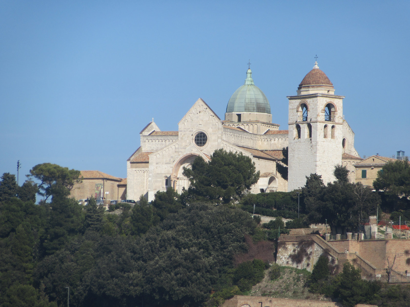 Kathedrale von Ancona vom Hafen aus gesehen
