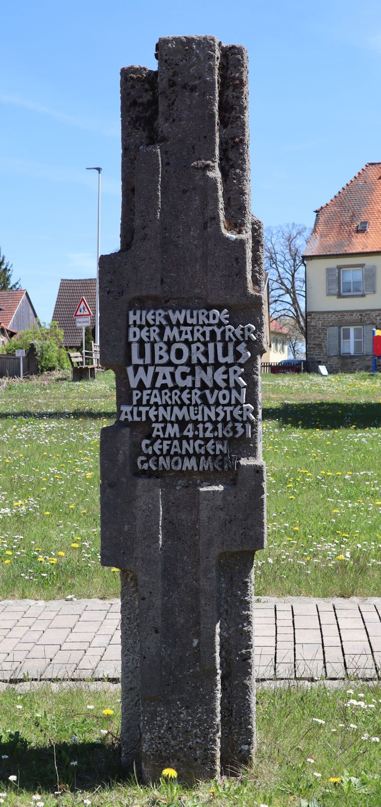 Gedenkstein an der Pfarrkirche in Reichmannshausen