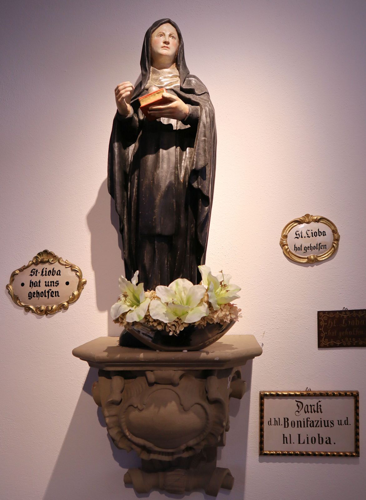 Statue und Ex votos in der Liobakirche in Tauberbischofsheim