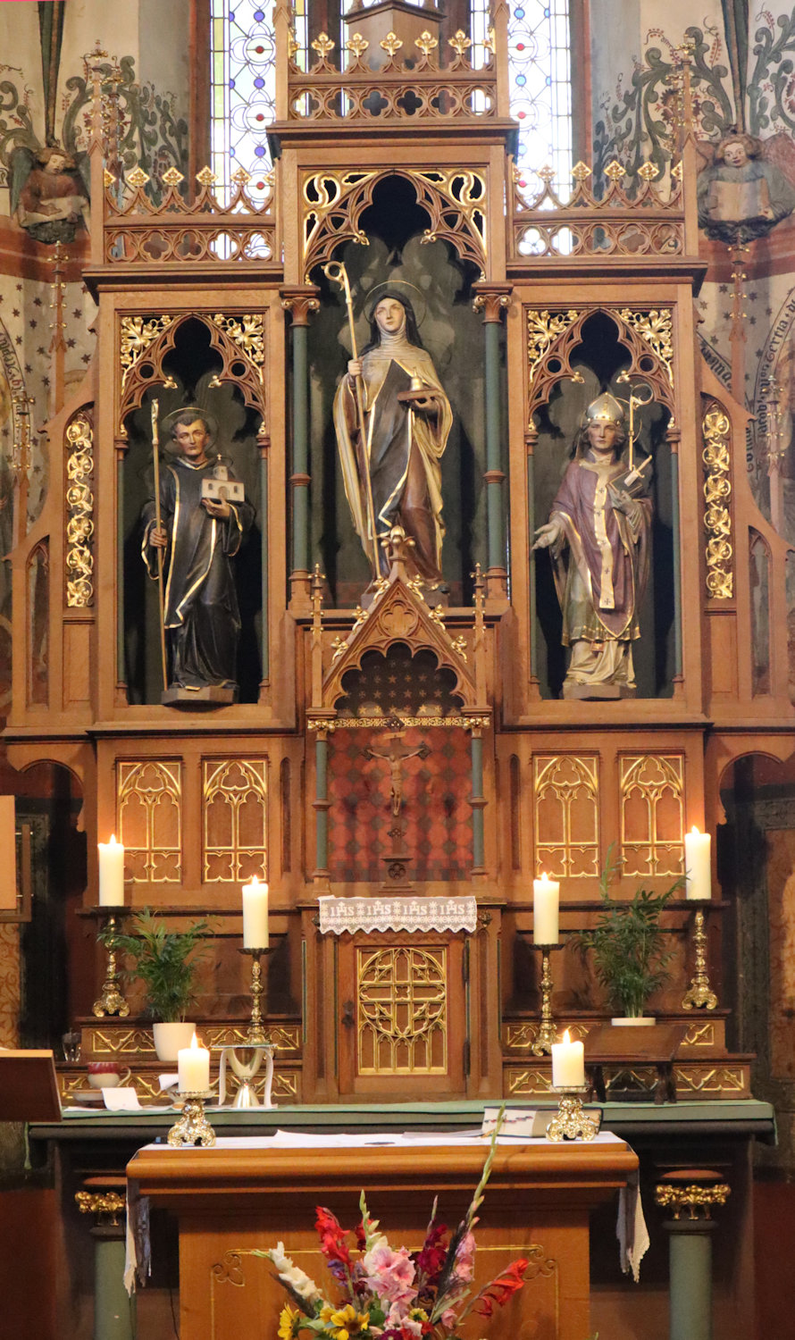 Altar mit Lioba (Mitte), Wigbert von Fritzlar (links) und Bonifatius (rechts), in der Wigbert-Kirche in Schornsheim