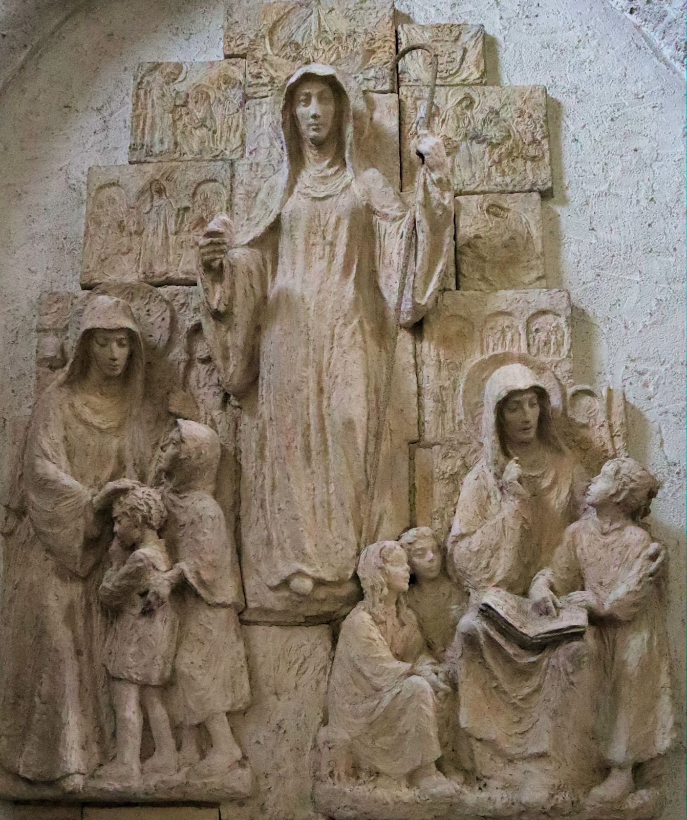 Otto Sonnleitner: Lioba (links) mit Walburga (Mitte) und Thekla von Kitzingen (rechts), Altarstatue, 1938, in der Klosterkirche in Münsterschwarzach