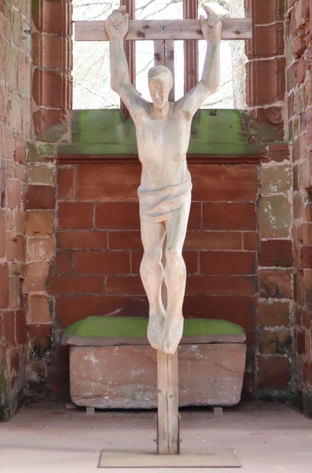 Liutwins Sarkophag im „Alten Turm”, dem letzten Rest der Klosterkirche in Mettlach