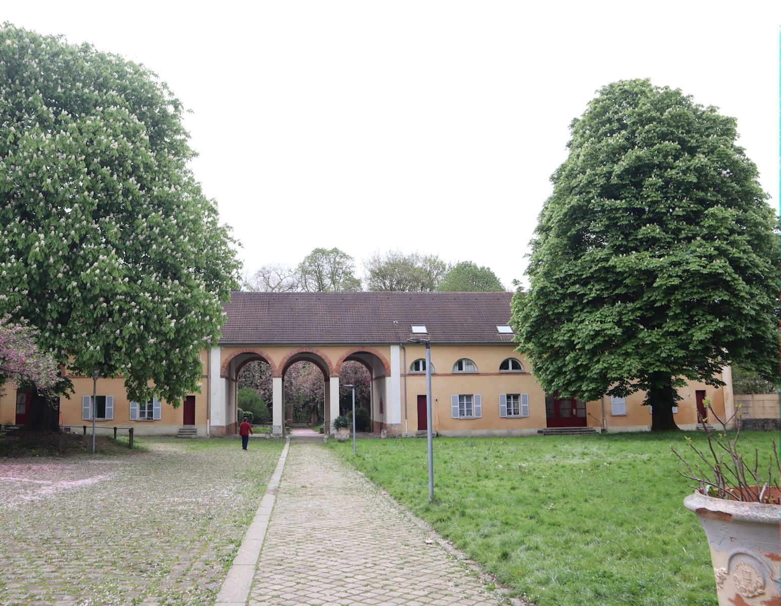 Reste der weitläufigen Anlagen des Schlosses in Ferrières-en-Brie, heute Wohnhäuser