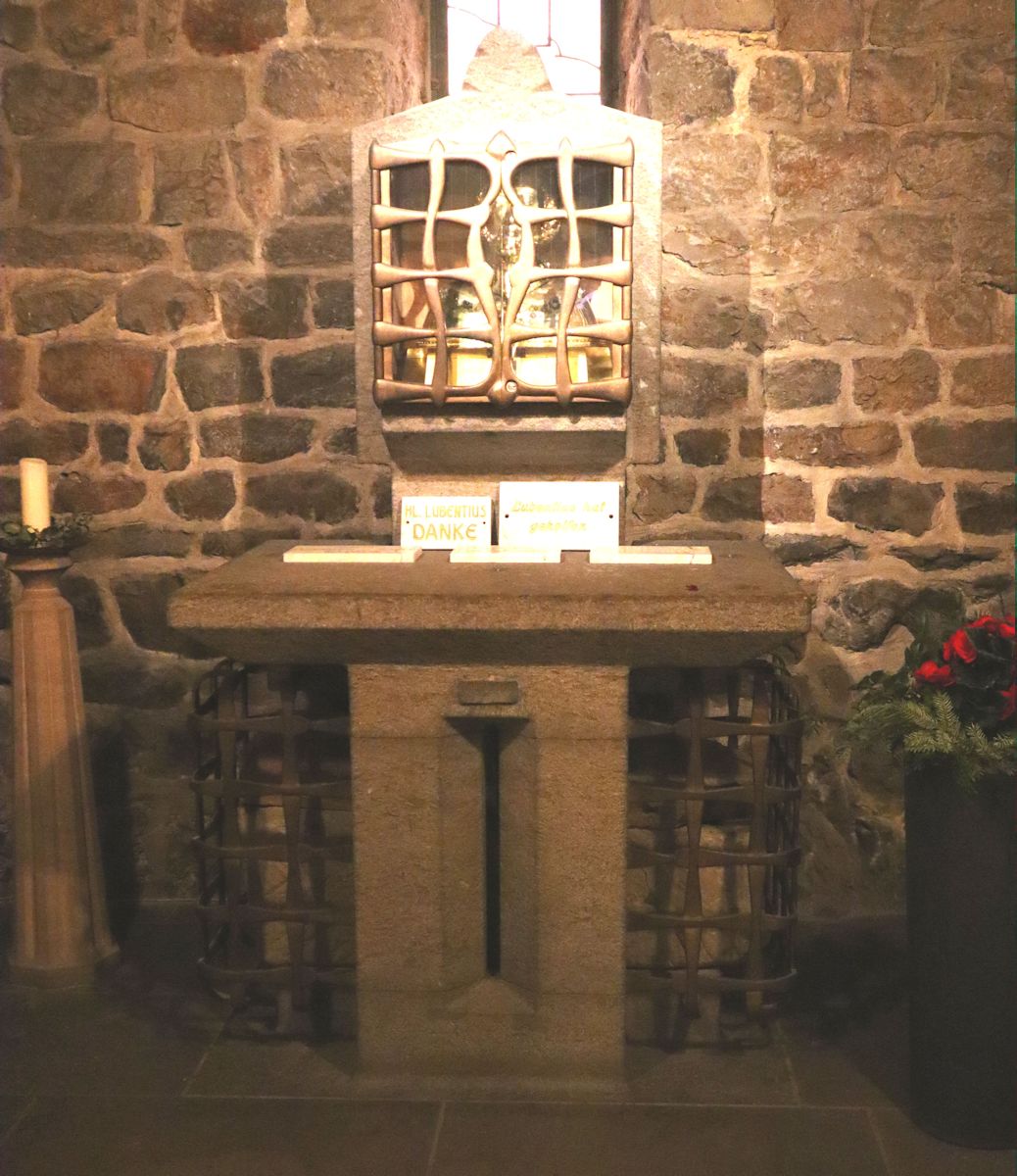 Sarkophag und Kopfreliquiar in der Stiftskirche St. Lubentius in Dietkirchen