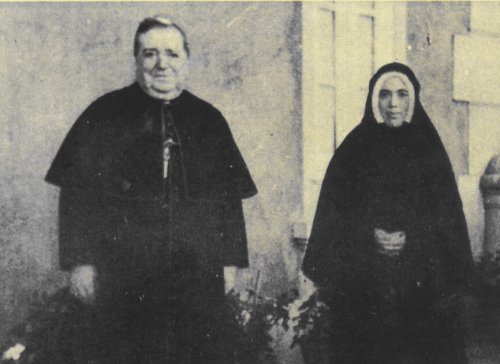 Lucia im Habit der Dorotheenschwestern mit dem Bischof von Leira, Dom Josè Alvez Correia da Silva, der sie zur Niederschrift der dritten Offenbarung, des „Geheimnis von Fatima”, anleitete