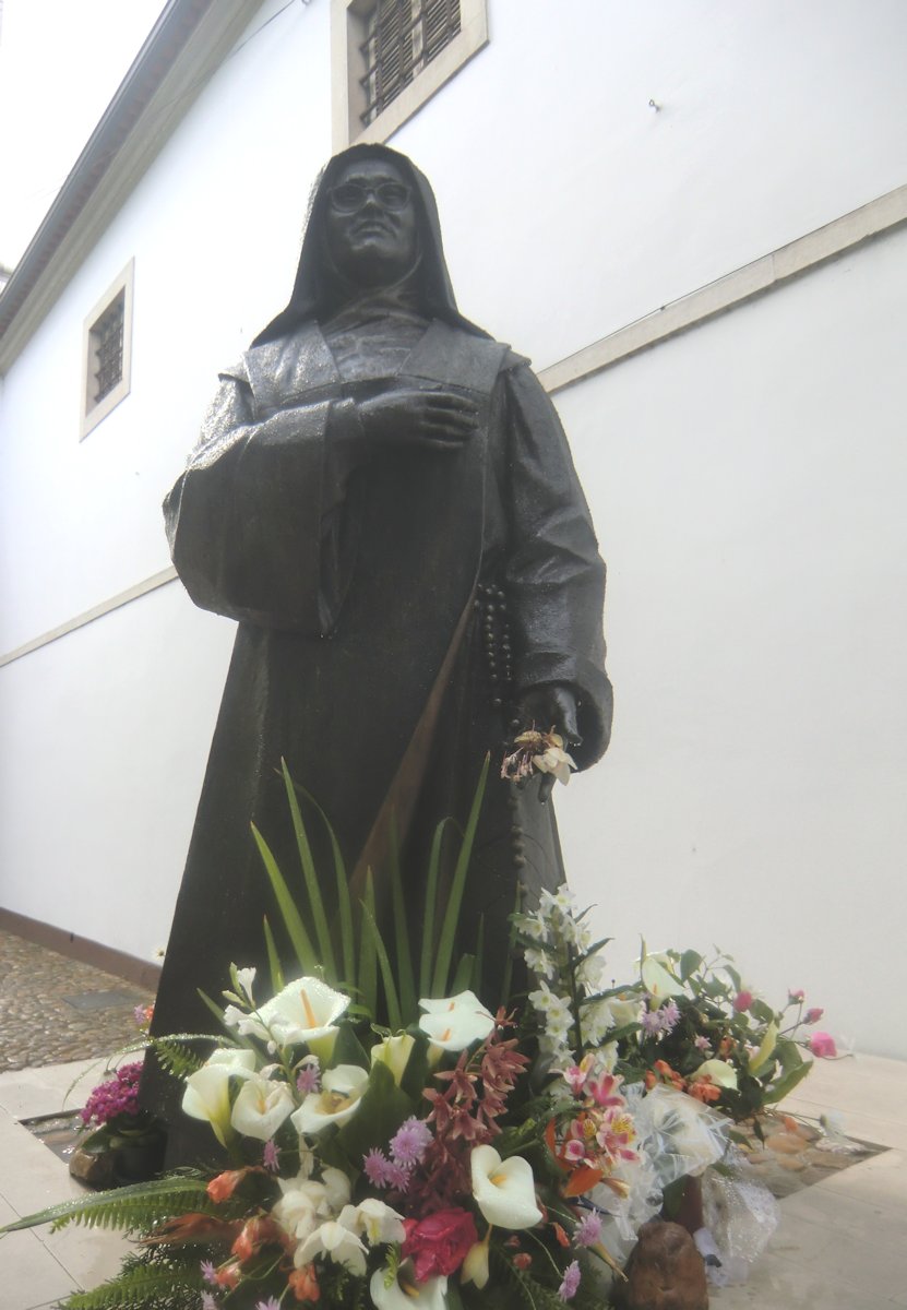 Denkmal, 2013, vor dem Karmelitinnenkloster in Coimbra