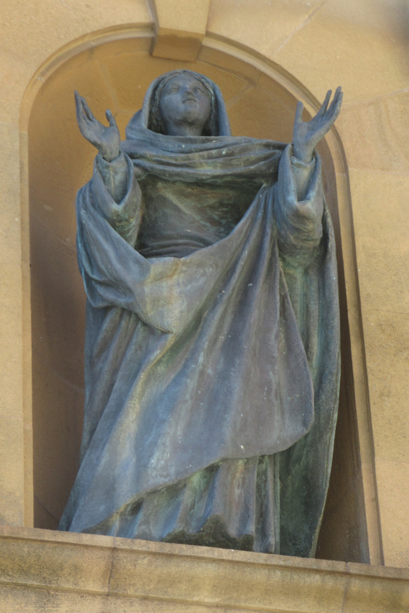 Statue an der Kathedrale in Caltagirone