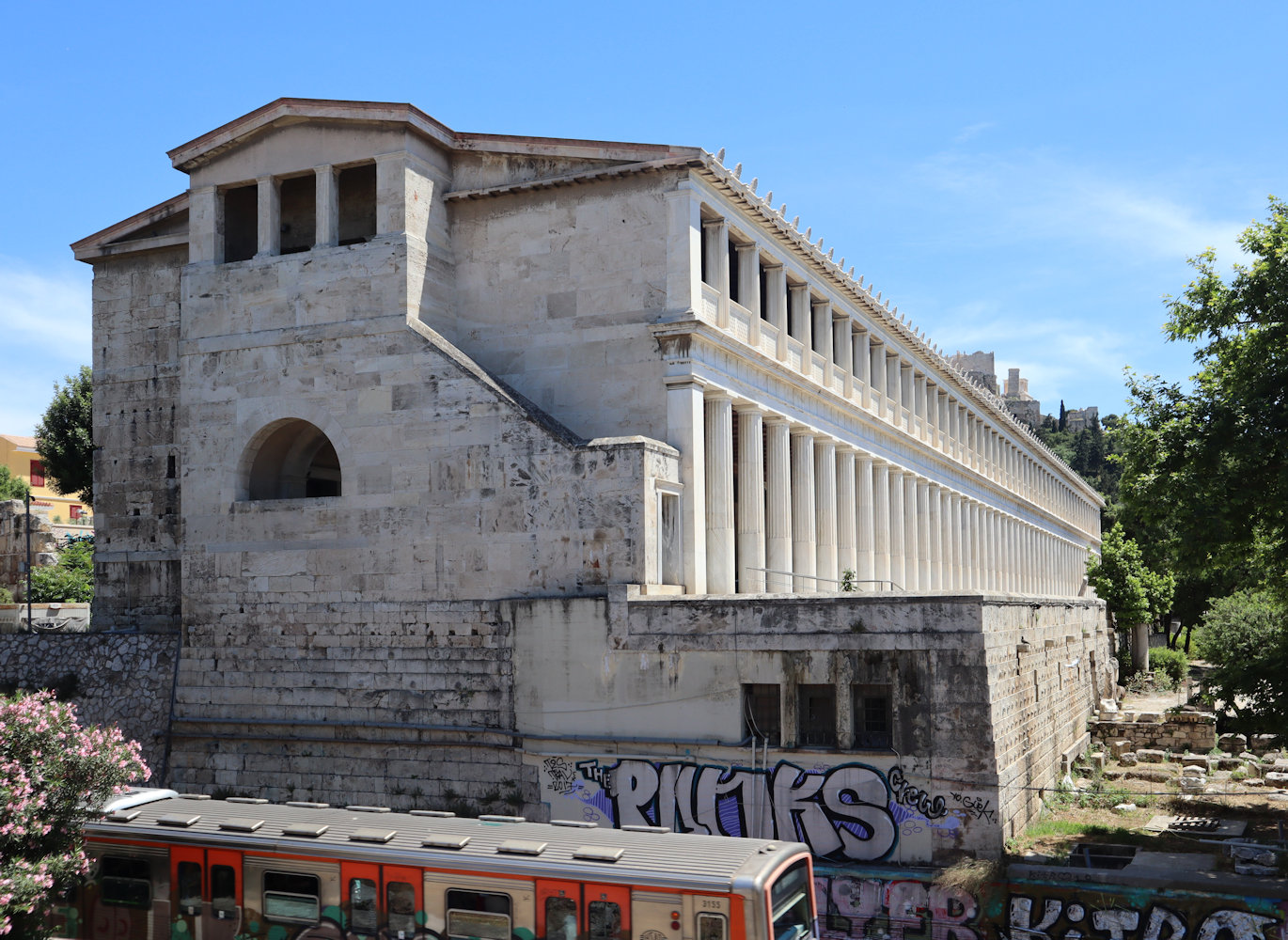Die rekonstruierte Stoa an der griechischen Agora, vom 6. Jahrhundert v. Chr bis zum Einfall der Heruler in Athen 267 das Zentrum der Stadt