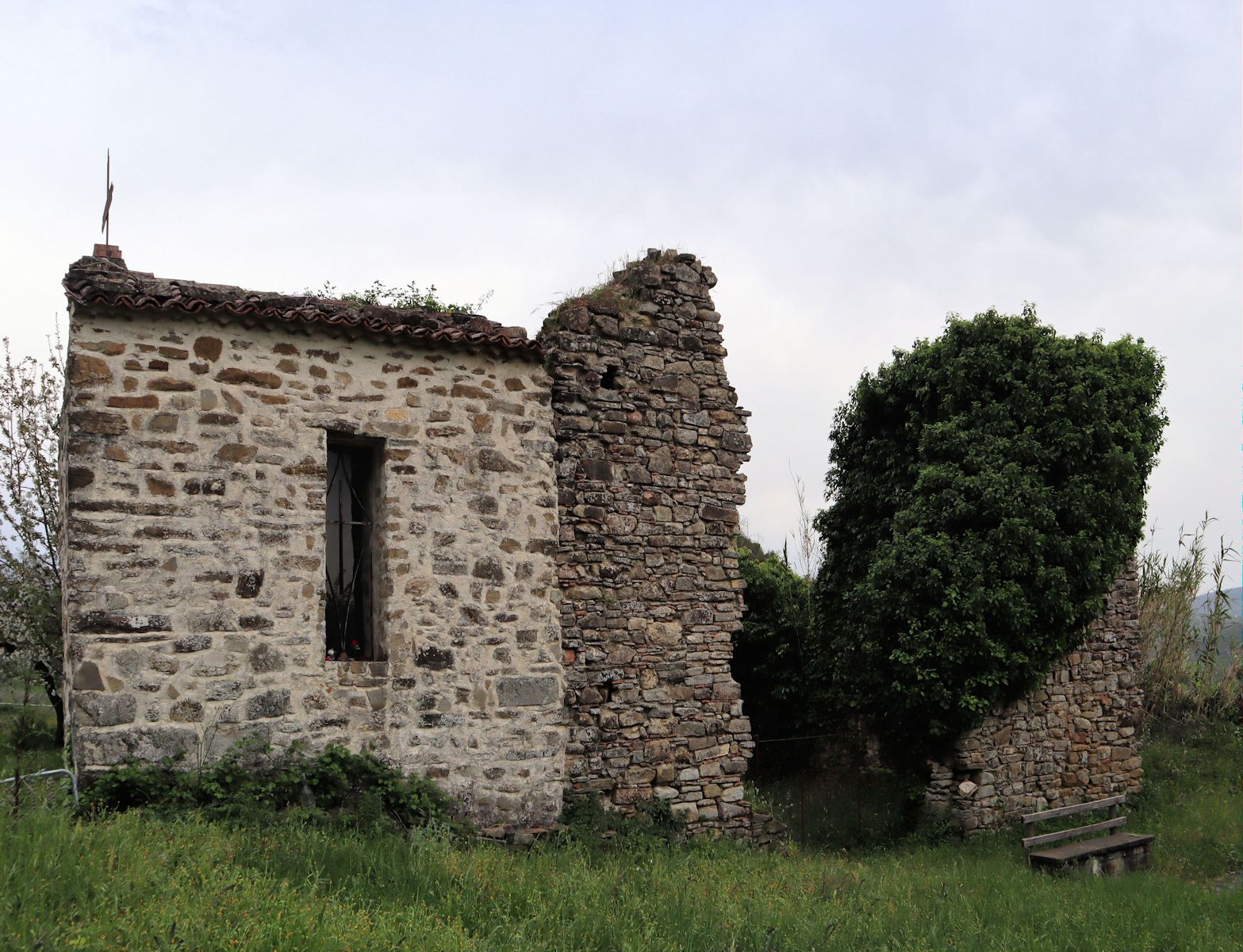 Mauerreste des Klosters San Pietro und Kapelle nahe Aquara
