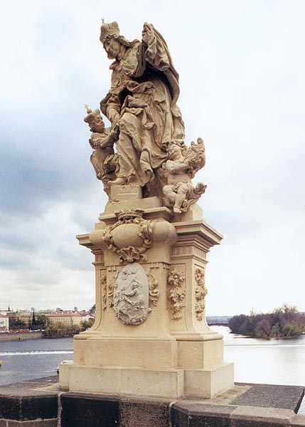 Matthias Braun: Ludmilla als Lehrerin ihres Enkels Wenzeslaus, dessen Ermordung im Medaillon unten dargestellt ist, Statue auf der Karlsbrücke in Prag, um 1730