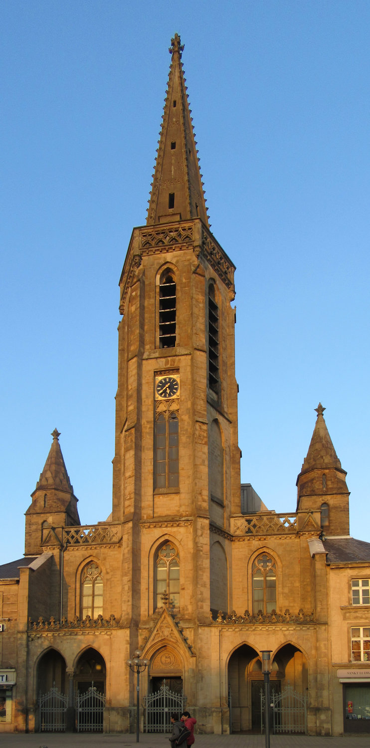 Die Ludwig geweihte Kirche in Saarlouis, ursprünglich 1685 bis 1687 erbaut, Fassade und Turm 1883 bis 1885 nach einem Brand neu errichtet