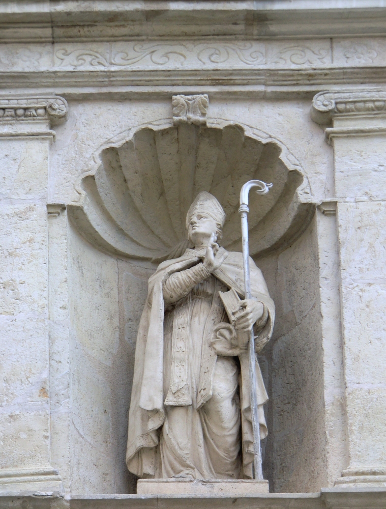 Statue an der Ludwig geweihten Kapelle des Palais der Grafen der Provence in Brignoles