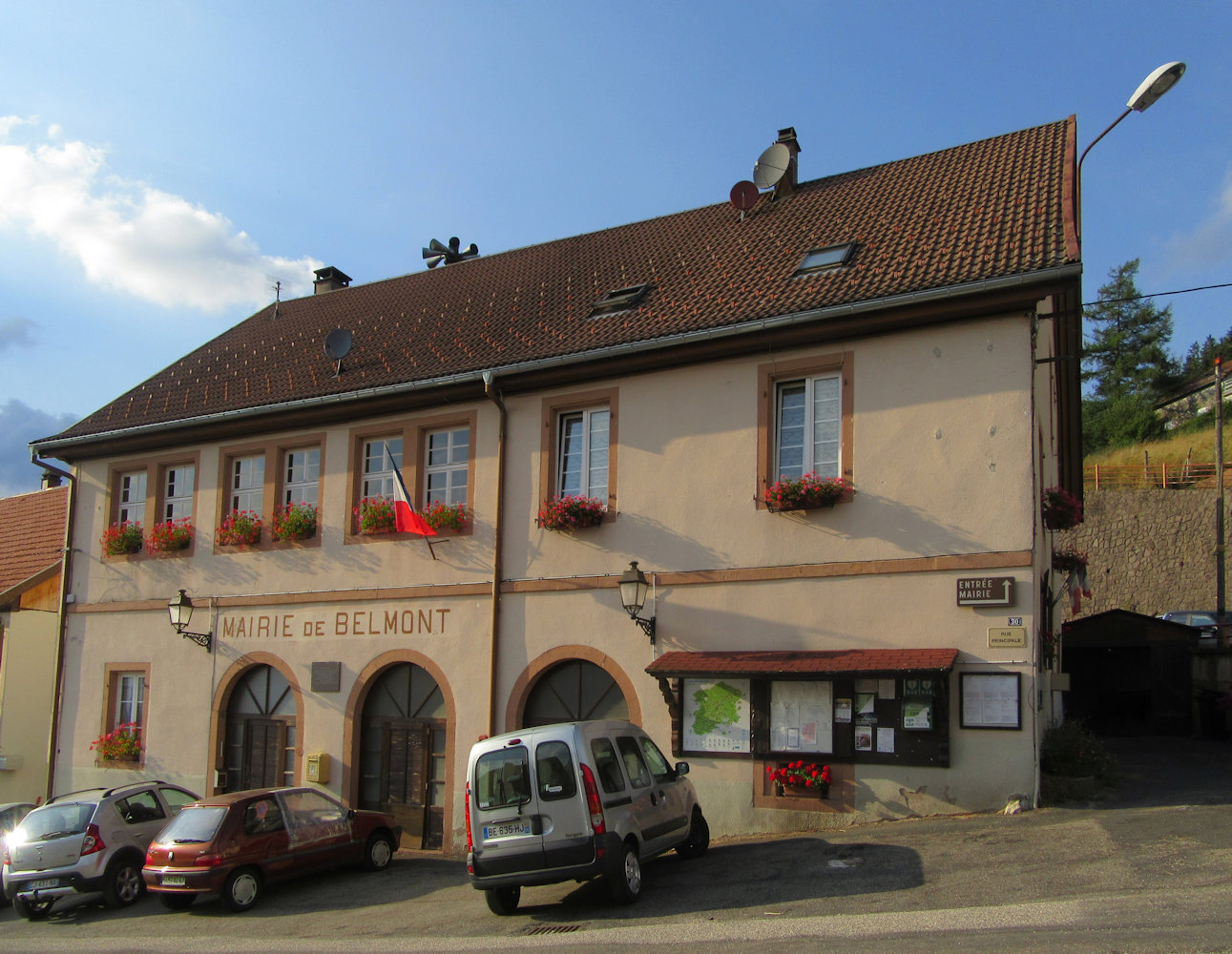 Rathaus in Belmont mit Gedenktafel für Sara Banzet