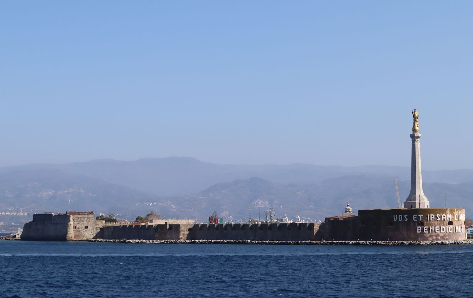 Standort des ehemaligen Klosters San Salvatore an der Stelle der späteren Festung (links) auf der Hafenmole in Messina