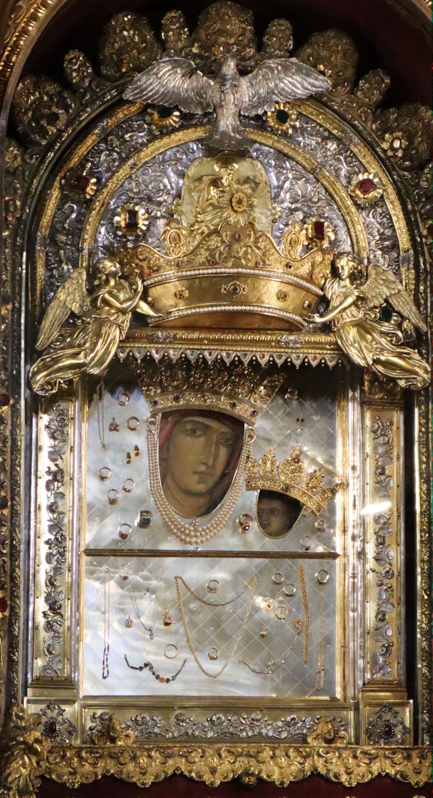 Lukas zugeschriebene, tatsächlich byzantinische Ikone des Typs Hodegetria aus dem 12./13. Jahrhundert, seit 1625 bedeckt mit einer Silberplatte, im Santuarium Madonna di San Luca in Bologna
