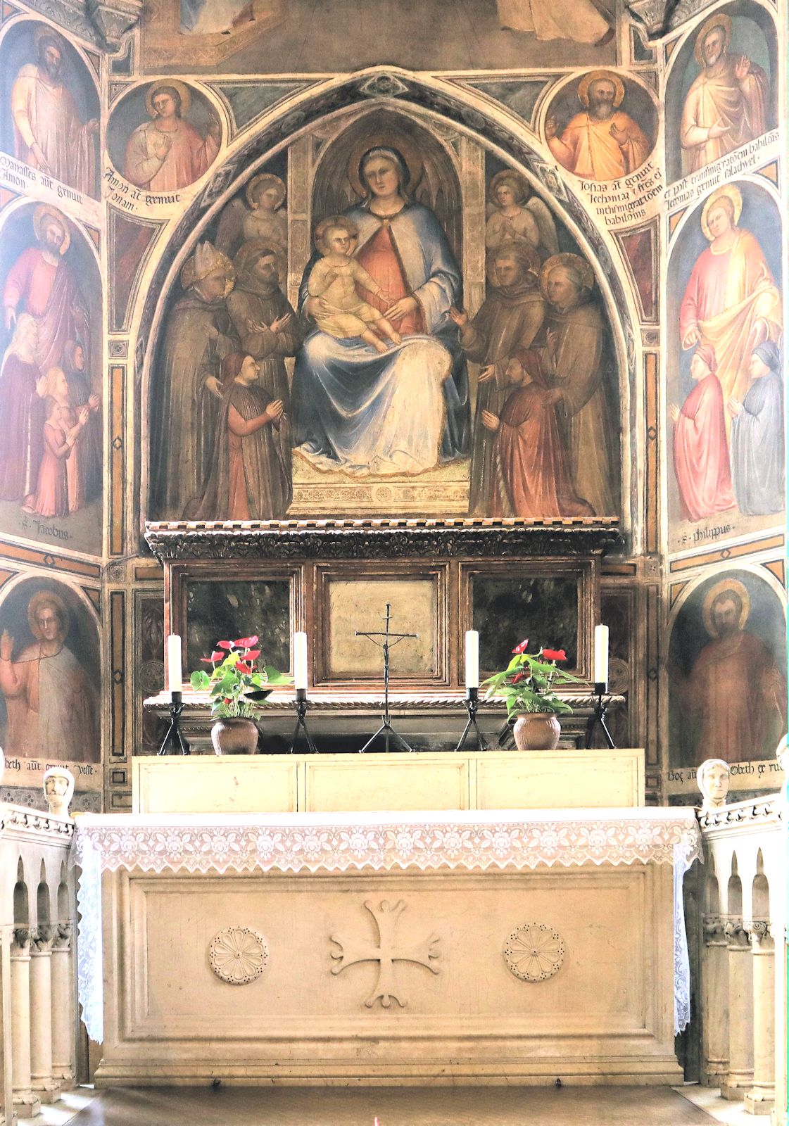 Lukas' Sarg in der - nicht ihm geweihten, aber nach ihm benannten - Kapelle in der Basilika Sant'Antonio di Padova in Padua. Das Fresko dahinter, 1382 von Giusto de 'Menabuoi, zeigt Maria mit dem Jesuskind und links Franziskus 