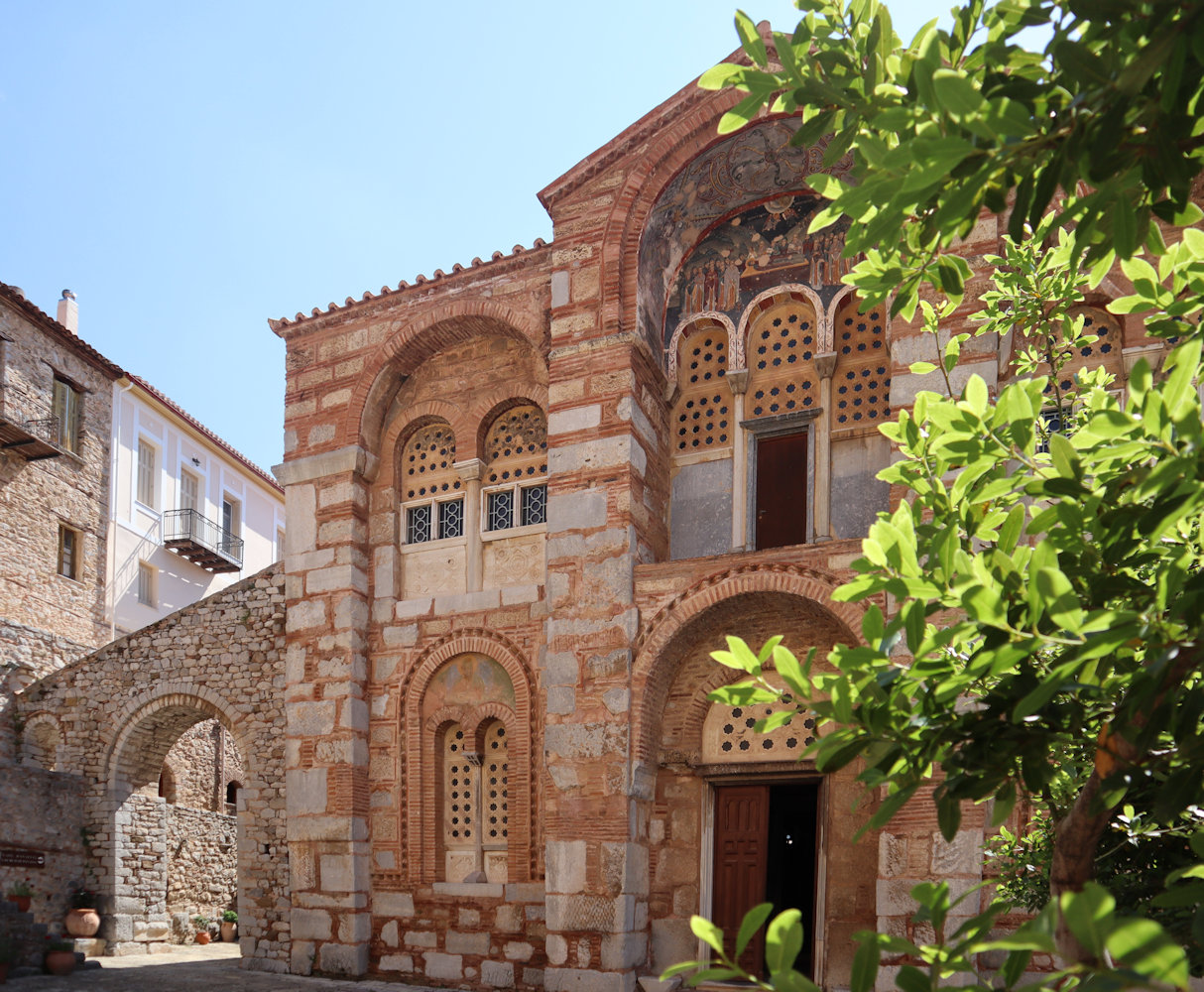 Katholikon im Lukas-Kloster bei Stiri, links ist der Durchgang zur „Panagia”-Kirche, der Kirche der „Allerheiligsten (Gottesmutter)”