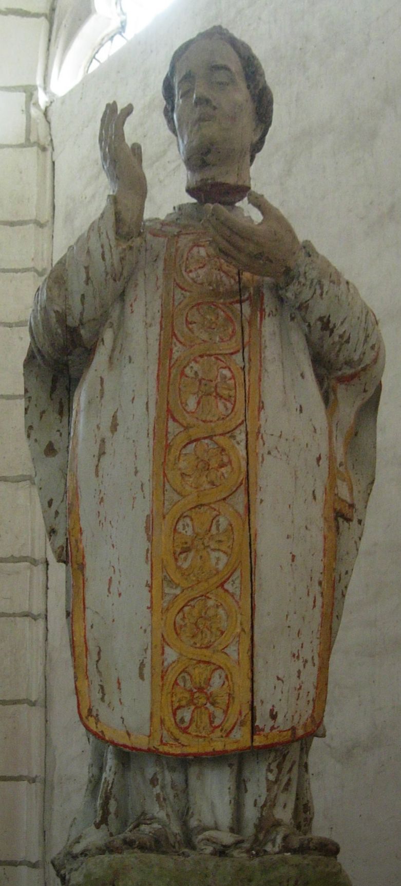 Statue - Rumpf und Kopf getrennt - in der Kirche in St-Lupien bei Troyes