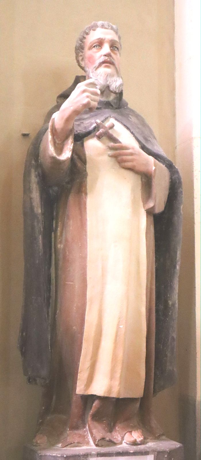 Statue in der Kirche in Saint-Lyphard