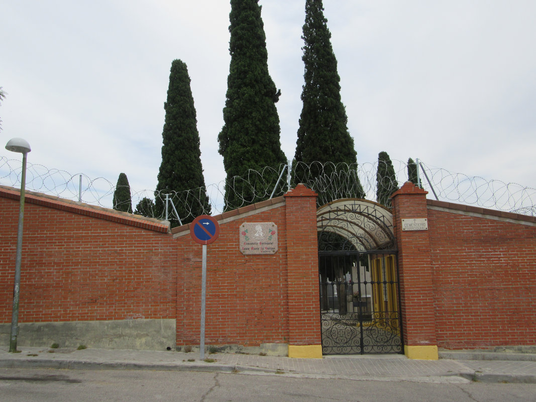 Eingang zum Friedhof Vicálvaro in Madrid