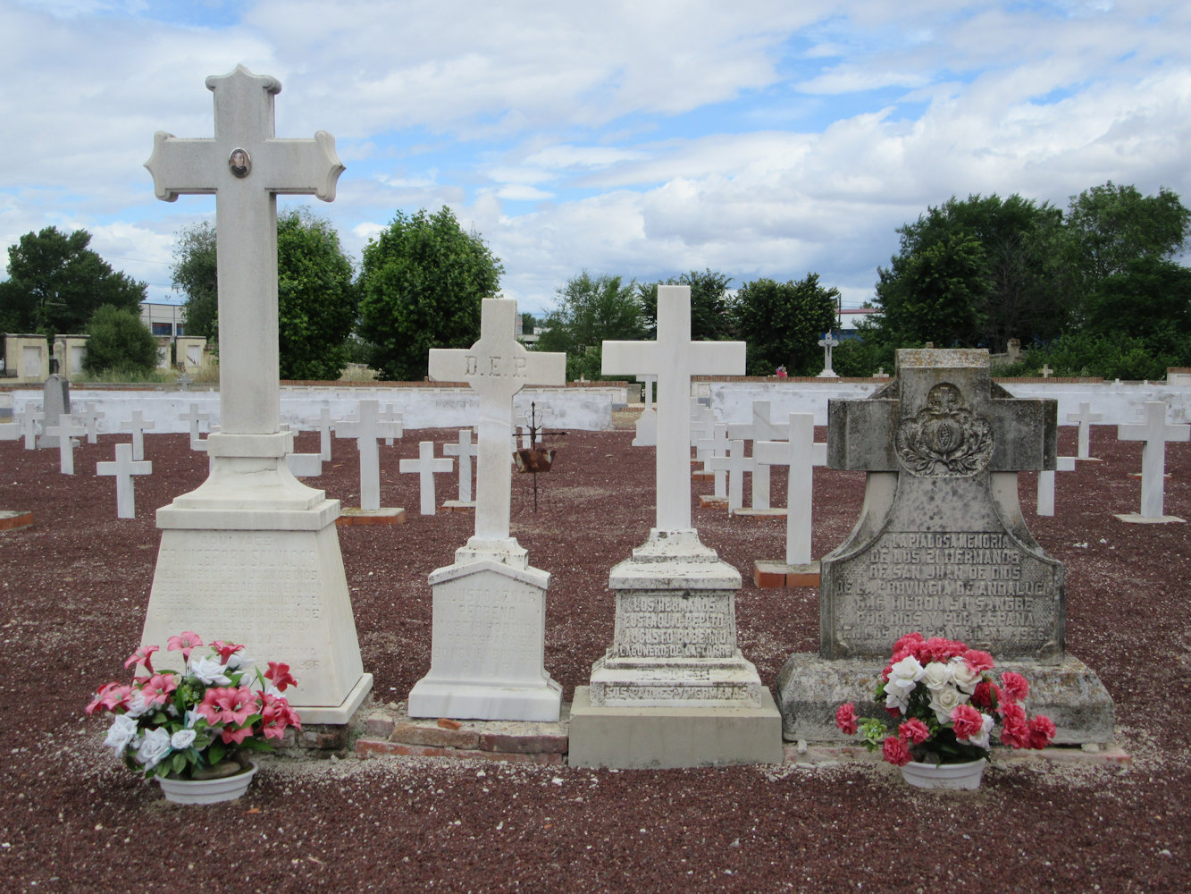 Grabstein für Nikephorus Salvador del Río (links) und Grabstein für 21 hier gestorbene Barmherzige Bruder vom heiligen Johannes von Gott aus der Ordenzprovinz Andalusien (rechts) auf dem Märtyrerfriedhof Paracuellos del Jamara